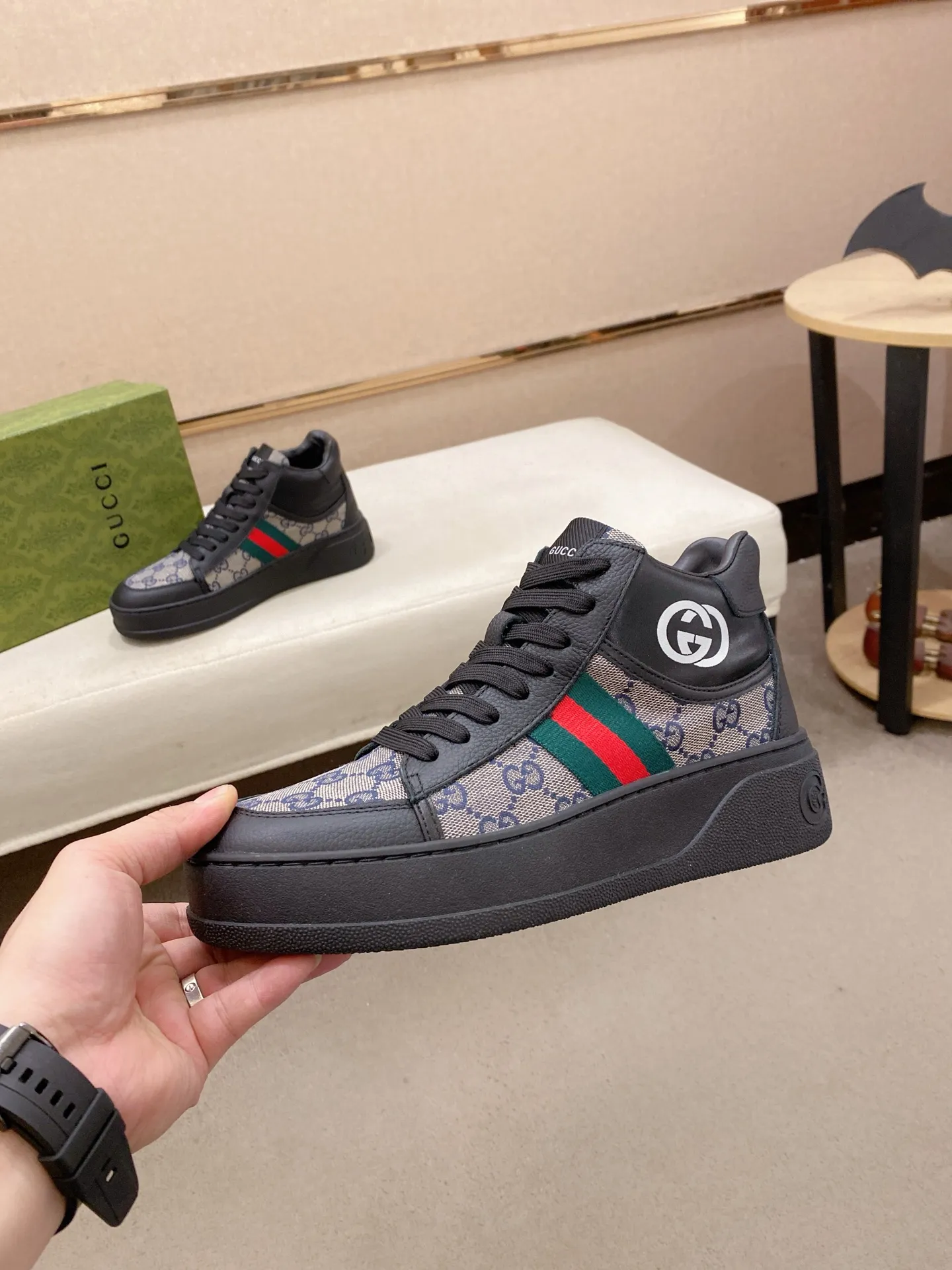 Factory price: 442💰 (GUCCI) The latest model from the official website🎁🎁Casual and fashionable men's shoes👟, hot style💥The style is simple and elegant, exclusive for trendy men. Unique official website's latest brand elements👑original Gucci decoration, fashionable and generous, the fabric is original cowhide ✅sheepskin lining, the official website specifies wear-resistant casual outsole, the classic model is taken in kind at the counter🎬38-44 (can be customized for 45 non-refundable)
